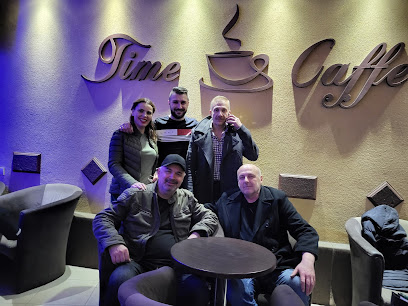 Enterijer Time Caffe – gosti u kafiću