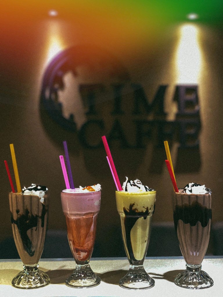 Milkshake varijacije ispod loga Time Caffe
