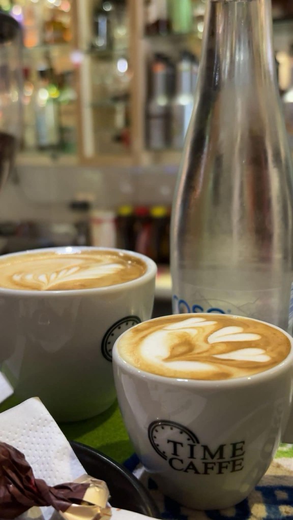 Kafa sa latte art u šoljicama Time Caffe