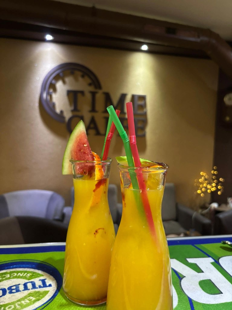 Voćni kokteli u karafama