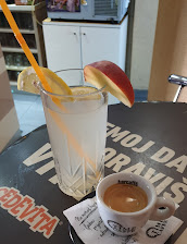 Ledena kafa sa šlagom i čokoladom